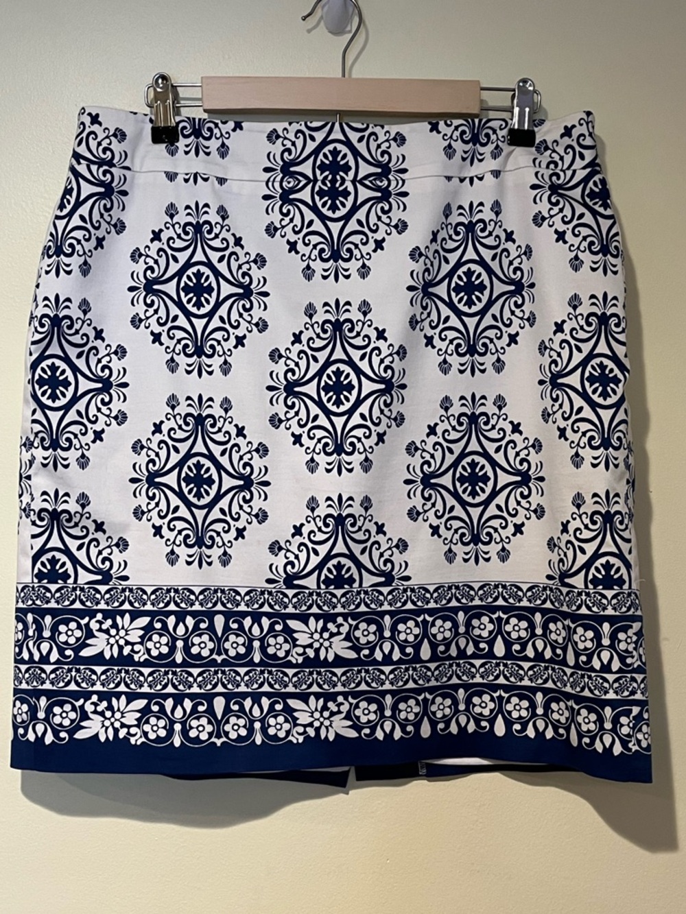 Ann Taylor Navy White Ornate Print Short Back Zip Skirt Preppy Summer Classic